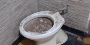 Demoraron a un hombre que caminaba por las calles llevando un inodoro