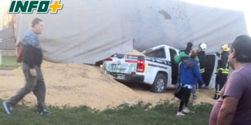 Milagro en La Ribera: un camión aplastó una camioneta y el conductor sobrevivió