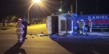 Un chofer quedó atrapado tras un fuerte accidente entre camiones en Ruta 11
