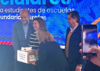 Alumnos secundarios de Carrizales recibieron nuevos celulares