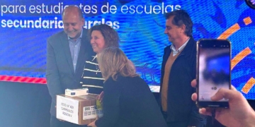 Alumnos secundarios de Carrizales recibieron nuevos celulares