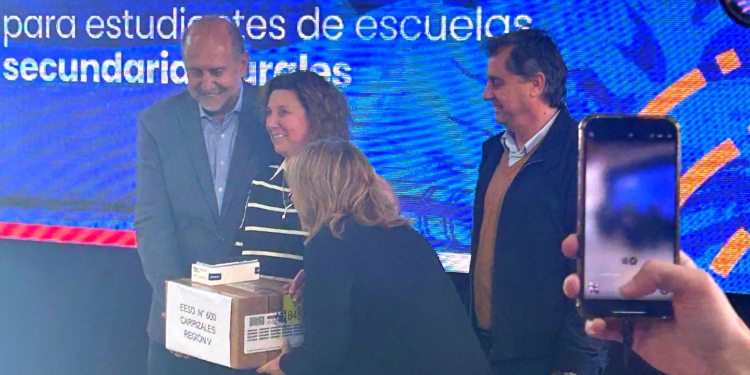 Alumnos secundarios de Carrizales recibieron nuevos celulares