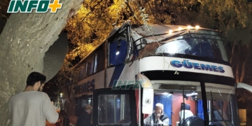 Un colectivo Güemes chocó contra un árbol en Totoras: dos pasajeras lesionadas