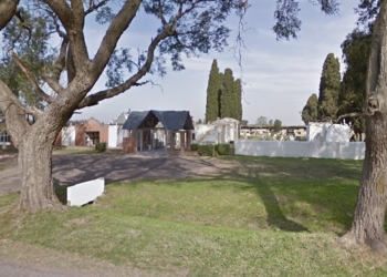 Robaron floreros, una placa y cruces de bronce en el cementerio de Monje