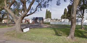 Robaron floreros, una placa y cruces de bronce en el cementerio de Monje