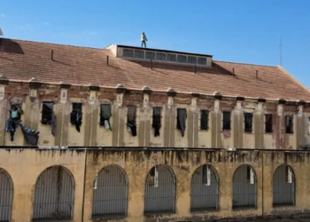 Un preso se subió al techo de la cárcel de Coronda para protestar