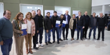 Perotti entregó escrituras Fonavi a 56 familias de la región