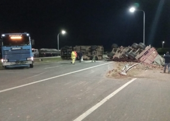 Barrancas: impactante vuelco de un camión cargado con leña
