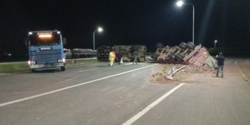 Barrancas: impactante vuelco de un camión cargado con leña