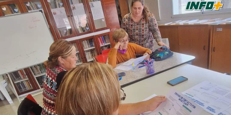 Comenzó el nuevo curso de manejo de celulares para adultos en Carrizales