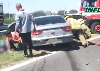 Dos autos chocaron en la autopista y sus ocupantes debieron ser rescatados