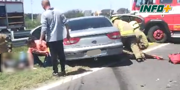 Dos autos chocaron en la autopista y sus ocupantes debieron ser rescatados