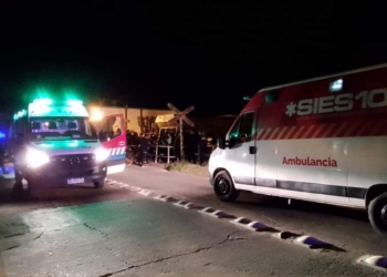 Dos jóvenes en moto sufrieron graves heridas al impactar contra un tren