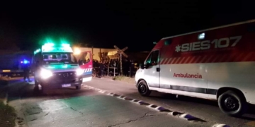 Dos jóvenes en moto sufrieron graves heridas al impactar contra un tren