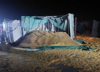 Ruta liberada: un chofer herido tras volcar su camión entre Serodino y Totoras