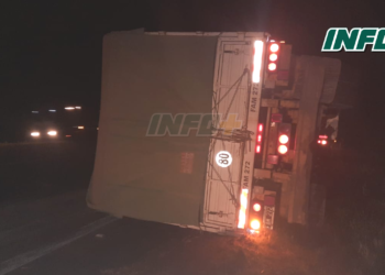 Un camión volcó sobre autopista en Monje: no hubo heridos