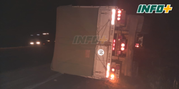 Un camión volcó sobre autopista en Monje: no hubo heridos