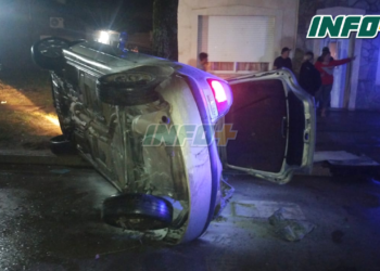 Barrancas: chocó un árbol del bulevar, cruzó de carril y volcó frente a una casa