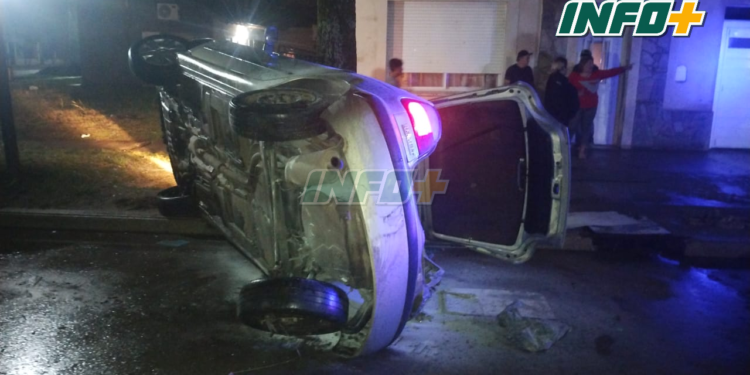Barrancas: chocó un árbol del bulevar, cruzó de carril y volcó frente a una casa
