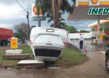 Impactante vuelco de un auto en Ruta 11: un hombre herido