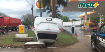 Impactante vuelco de un auto en Ruta 11: un hombre herido