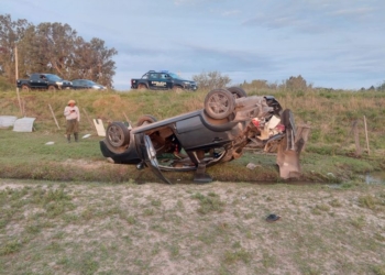 Tres heridos al volcar con un auto sobre la Ruta 11