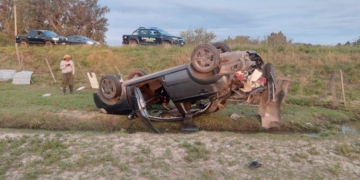 Tres heridos al volcar con un auto sobre la Ruta 11