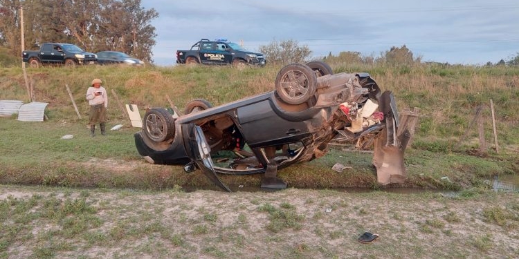Tres heridos al volcar con un auto sobre la Ruta 11