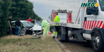 Un auto despistó en autopista e impactó contra los pinos del cantero central