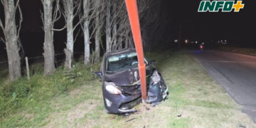Un auto impactó contra dos postes de alumbrado público en Timbúes