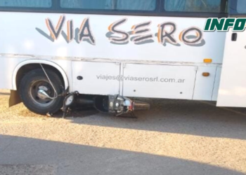 Una moto quedó debajo de un colectivo sobre la Ruta 11