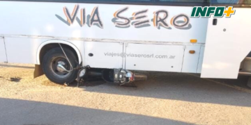 Una moto quedó debajo de un colectivo sobre la Ruta 11