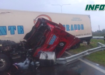 Un camionero herido al chocar una columna y volcar en autopista