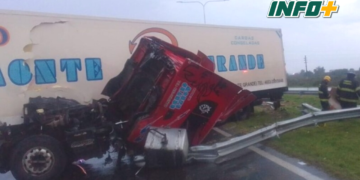Un camionero herido al chocar una columna y volcar en autopista