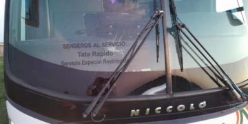 Atacaron a un colectivo de Tata Rápido en Maciel: el impacto dañó el parabrisas