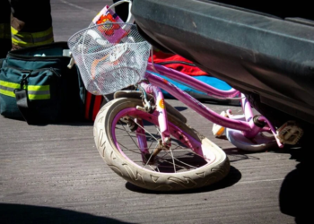 Una nena cayó de su bicicleta y la chocó un auto: sufrió fractura de cráneo