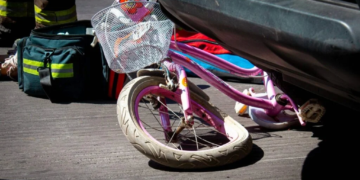 Una nena cayó de su bicicleta y la chocó un auto: sufrió fractura de cráneo
