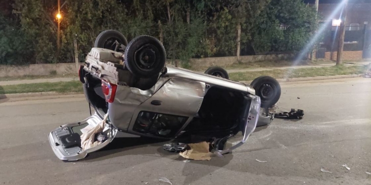 Espectacular choque y vuelco en las calles de Timbúes