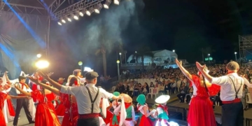 Fiesta de la Frutilla: una mujer de Serodino dejó encerrado a su hijo en el auto para ir a ver el show