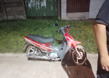 Circulaba en moto alcoholizado por Ruta 11 y chocó contra un auto