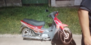 Circulaba en moto alcoholizado por Ruta 11 y chocó contra un auto