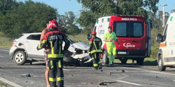 Milagro en autopista: chocaron una camioneta y un camión en Beltrán