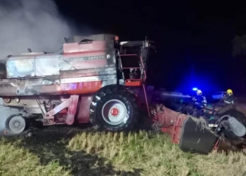 Bomberos trabajaron para sofocar un incendio en una cosechadora