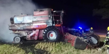 Bomberos trabajaron para sofocar un incendio en una cosechadora