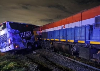 Fuerte impacto entre un tren y un colectivo dejó a cuatro personas heridas