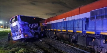 Fuerte impacto entre un tren y un colectivo dejó a cuatro personas heridas