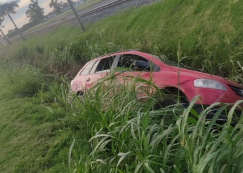 Timbúes: un conductor de Oliveros despistó y quedó atrapado en la cuneta