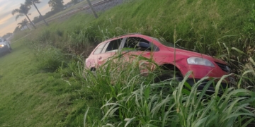 Timbúes: un conductor de Oliveros despistó y quedó atrapado en la cuneta