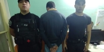 Rompieron la ventanilla de un auto en Totoras y robaron: un detenido