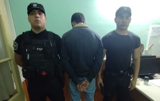 Rompieron la ventanilla de un auto en Totoras y robaron: un detenido